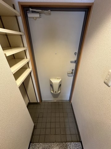 グローリ栄町の玄関