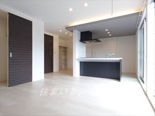 沖村コーポＣ棟の居間・リビング|2022年に室内全面リノベーション済み