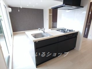 沖村コーポＣ棟のキッチン|３口ガスコンロ・グリル付きシステムキッチン