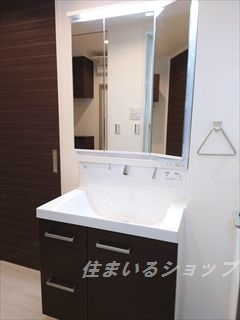 沖村コーポＣ棟の洗面所|三面鏡シャワー付き洗面化粧台