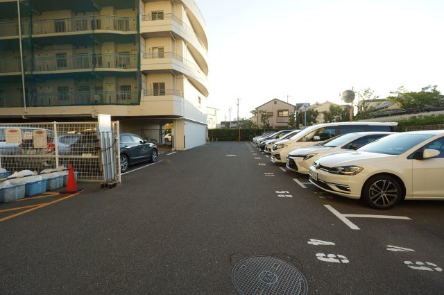 インテリジェントシティの駐車場