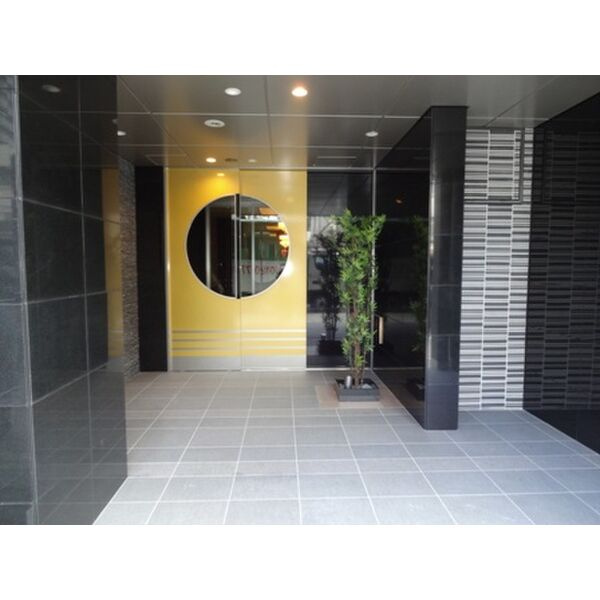 CONOE本町通のエントランス