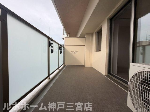 セレニテ神戸駅前アリエのバルコニー