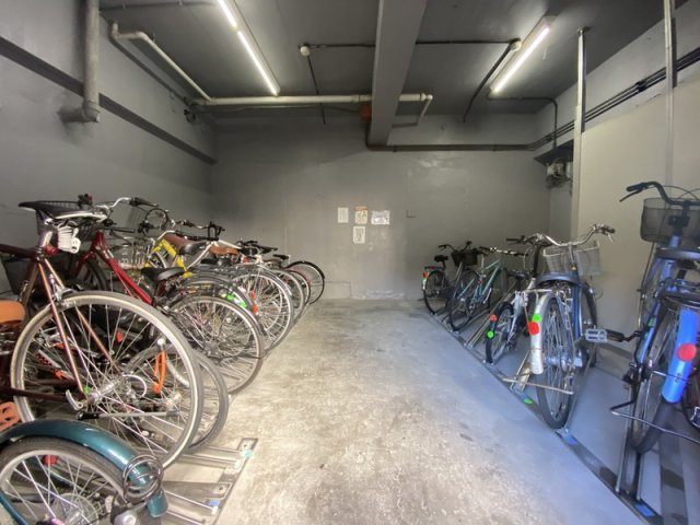 茅場町スカイハイツの駐車場
