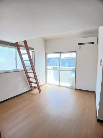 バーン荒町Ｂ棟の居間・リビング|居間です