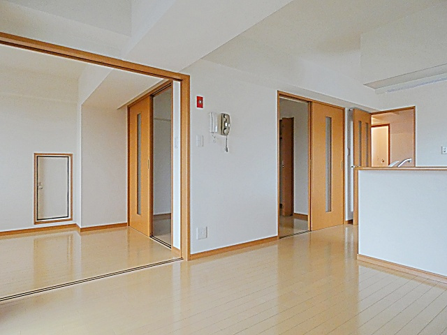 ユタカマンションの居間・リビング|ゆったりとした居間です