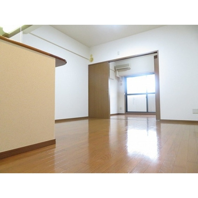 【居間・リビング】 | ＹＡＹＯＩ　ＣＯＵＲＴ | こちらの居間で趣味の時間をお楽しみください