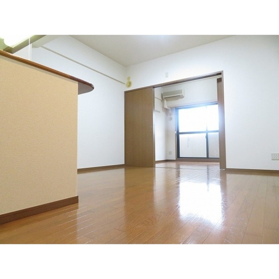 【居間・リビング】 | ＹＡＹＯＩ　ＣＯＵＲＴ | こちらの居間で趣味の時間をお楽しみください
