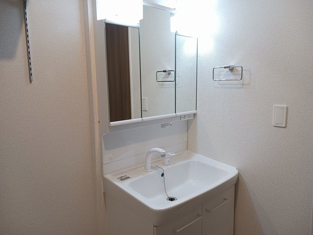 クレメント高岡Ｂの洗面所|明るい洗面所です