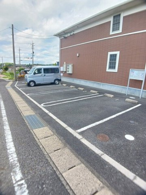 【駐車場】 | ハニーフォーレスト | 車をお持ちの方に嬉しい駐車場付きの物件です