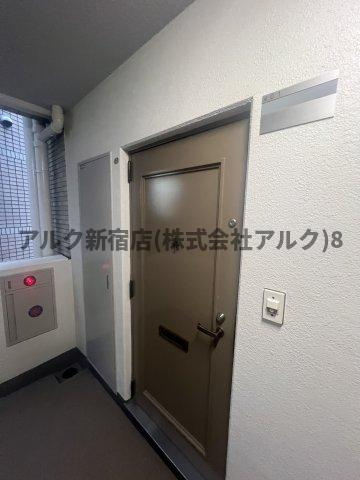朝日三番町プラザの玄関