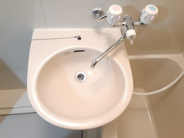 アメニティ名駅の洗面所|明るい洗面所です