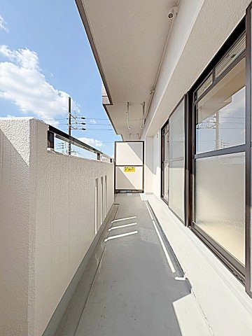 横井ビルのバルコニー|開放的で明るい空間を演出してくれるバルコニーです