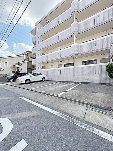 横井ビルの駐車場|駐車スペースもあります