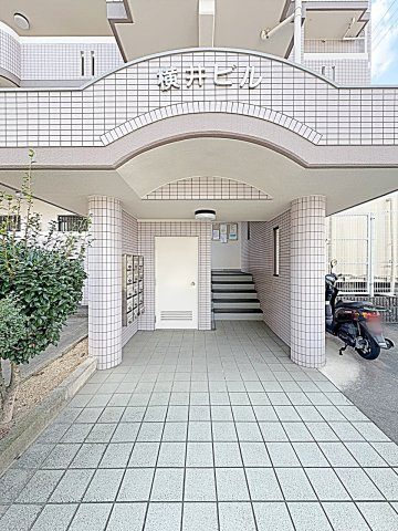 横井ビルのエントランス|落ち着いたエントランスです