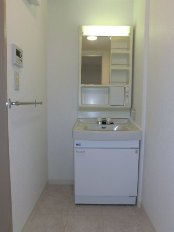 エポックステージの独立洗面台|独立洗面台、小物を置くことができて便利です