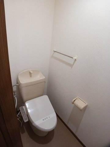 プラティ－ヌＫ．Ｄのトイレ|落ち着いた色調のトイレです