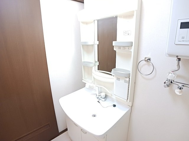 パレ麻生の洗面所|明るい洗面所です