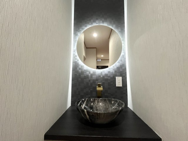 シャンピア大濠の独立洗面台|朝の身支度や洗髪、お掃除も快適。明るい照明付きでメイクや髭剃りもスムーズです☆