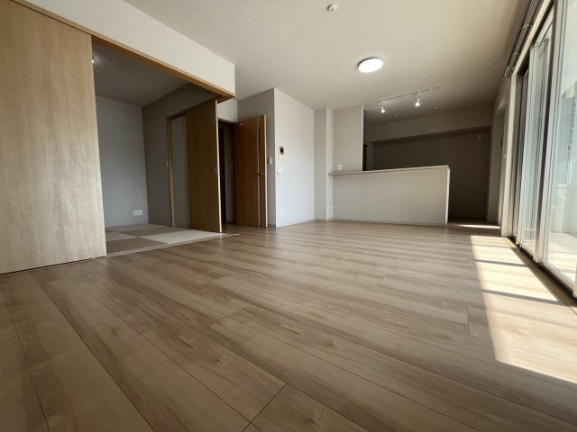 ヒューマインド南福岡かえで通りの居間・リビング|南西向きにつき陽当たり良好！日中は照明に頼ることなく快適にお過ごしいただけます☆