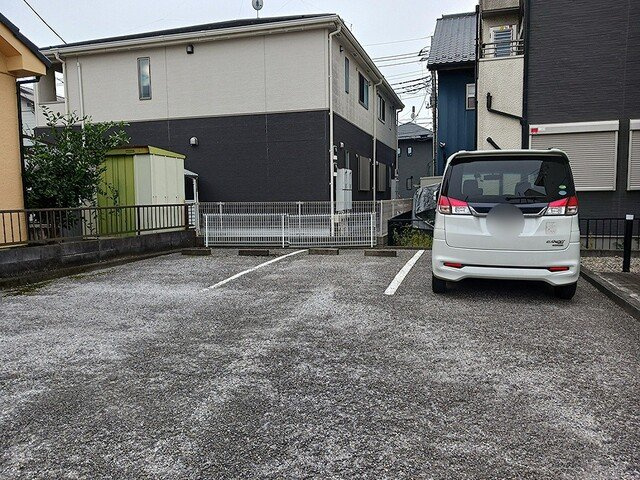 パープルハイツＢの駐車場|駐車場があるので、車を買う予定の方も安心です