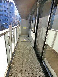 モンパルク生駒元町のバルコニー|外からの目が気にならないバルコニーで洗濯物が干せます