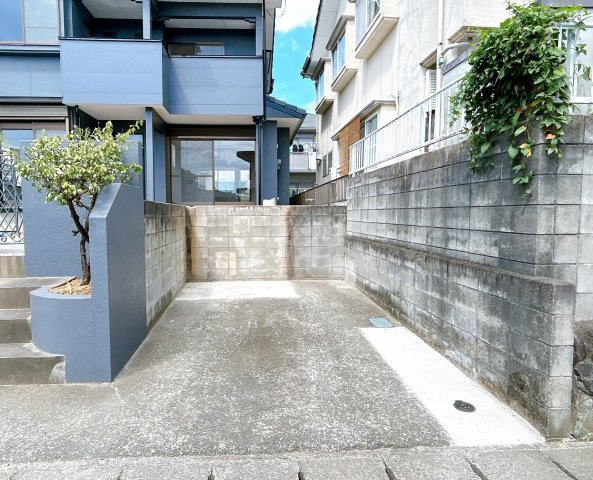 仲介手数料不要　カチタス合志市須屋　須屋駅徒歩4分内外装リフォーム済【西合志南小・西合志南中】の駐車場|駐車場：並列2台（簡易物置は撤去予定）