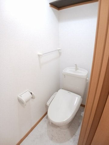エスポワール上条　Ｂのトイレ|落ち着いた色調のトイレです