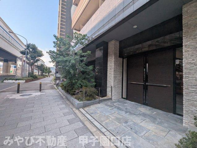アーバングリーン甲子園のエントランス
