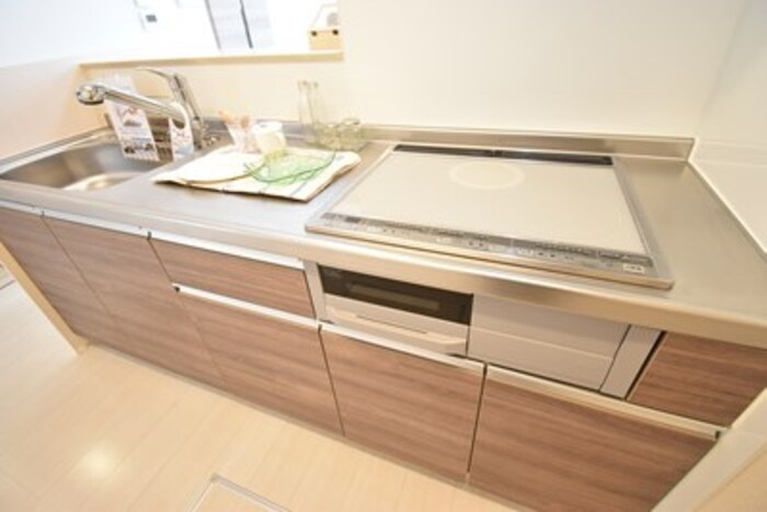 レグルス D棟のキッチン|２口ＩＨヒータービルトイン対面キッチン