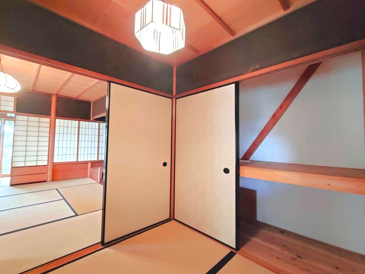 ＪＲ山陰本線「嵯峨嵐山」駅徒歩１８分の閑静な住宅街◆枝垂桜の庭を望む邸宅◆右京区嵯峨観空寺久保殿町の和室|和室・押入