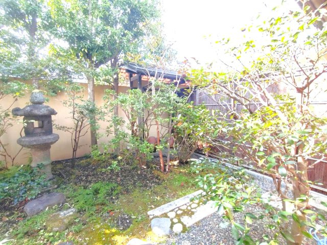 ＪＲ山陰本線「嵯峨嵐山」駅徒歩１８分の閑静な住宅街◆枝垂桜の庭を望む邸宅◆右京区嵯峨観空寺久保殿町の庭|庭