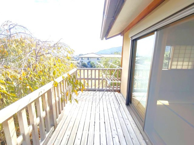 ＪＲ山陰本線「嵯峨嵐山」駅徒歩１８分の閑静な住宅街◆枝垂桜の庭を望む邸宅◆右京区嵯峨観空寺久保殿町のバルコニー|バルコニー