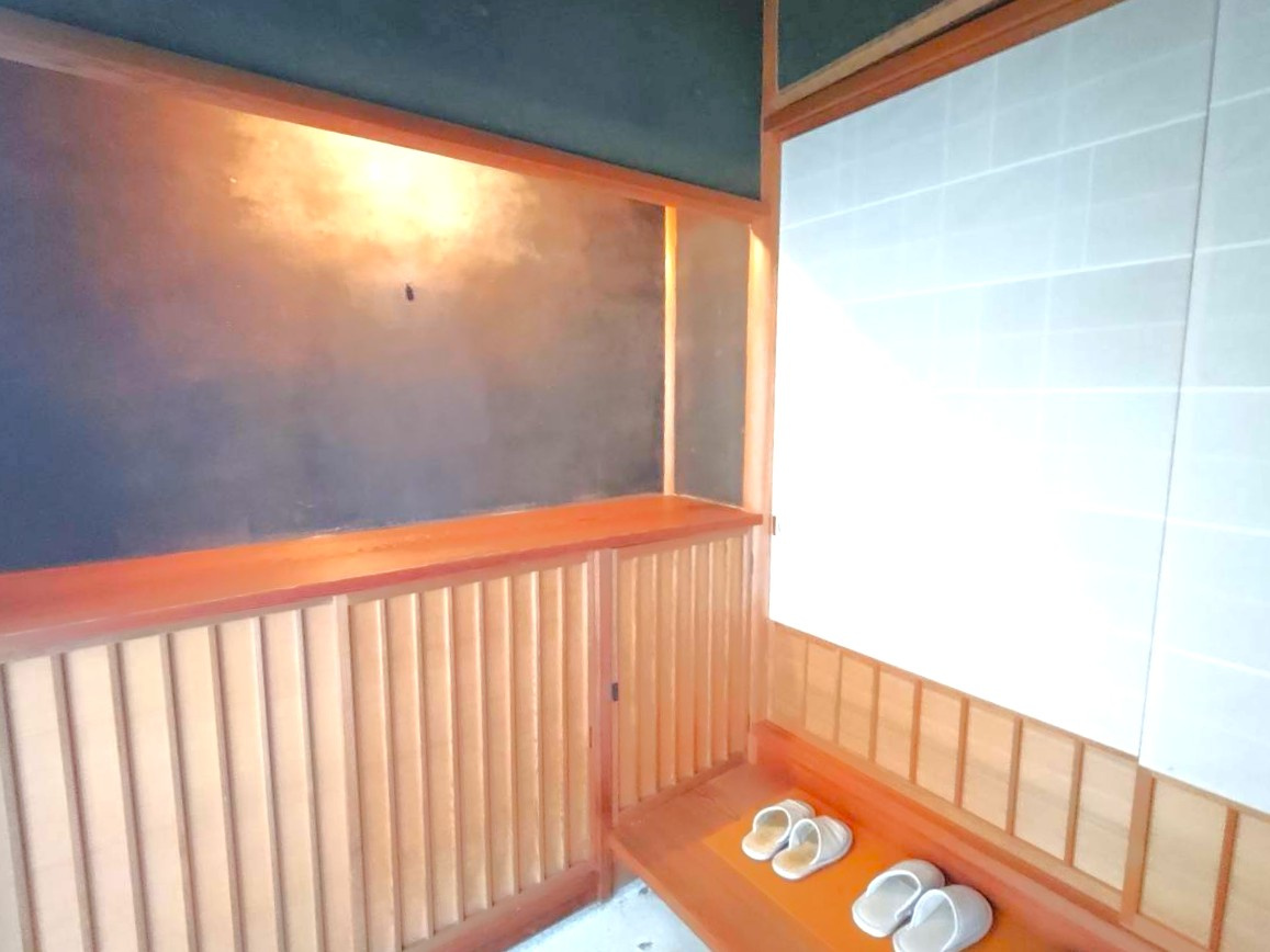 ＪＲ山陰本線「嵯峨嵐山」駅徒歩１８分の閑静な住宅街◆枝垂桜の庭を望む邸宅◆右京区嵯峨観空寺久保殿町の玄関|玄関