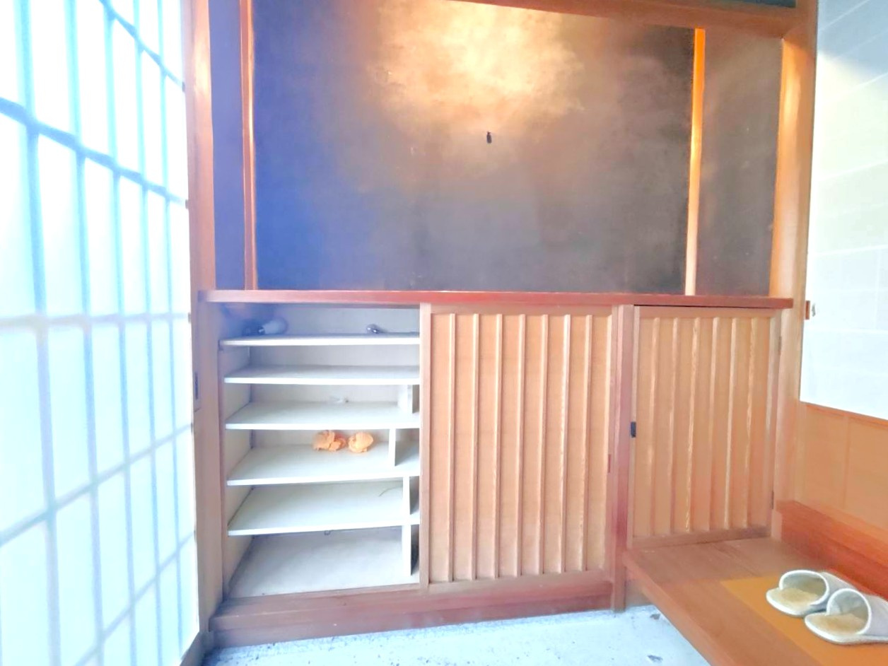 ＪＲ山陰本線「嵯峨嵐山」駅徒歩１８分の閑静な住宅街◆枝垂桜の庭を望む邸宅◆右京区嵯峨観空寺久保殿町の玄関|玄関収納