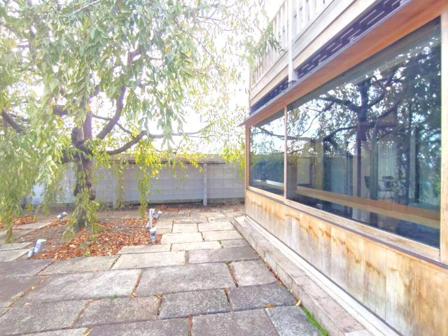 ＪＲ山陰本線「嵯峨嵐山」駅徒歩１８分の閑静な住宅街◆枝垂桜の庭を望む邸宅◆右京区嵯峨観空寺久保殿町の庭|庭（テラス側）