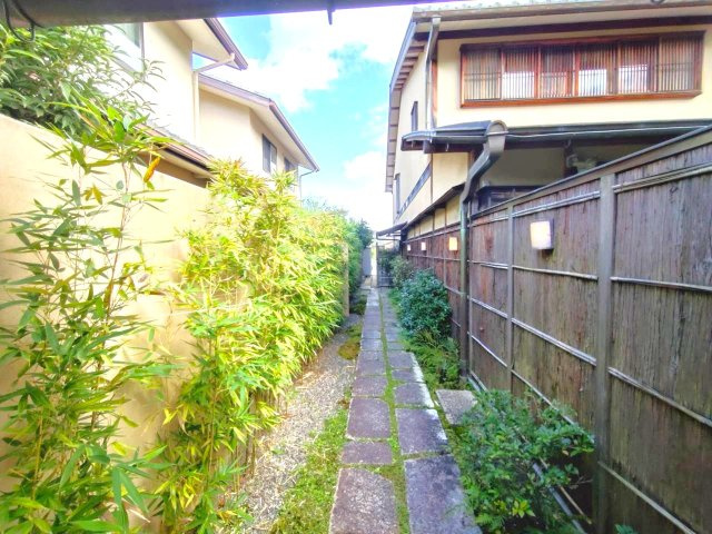 ＪＲ山陰本線「嵯峨嵐山」駅徒歩１８分の閑静な住宅街◆枝垂桜の庭を望む邸宅◆右京区嵯峨観空寺久保殿町の設備|躙口（にじりぐち）