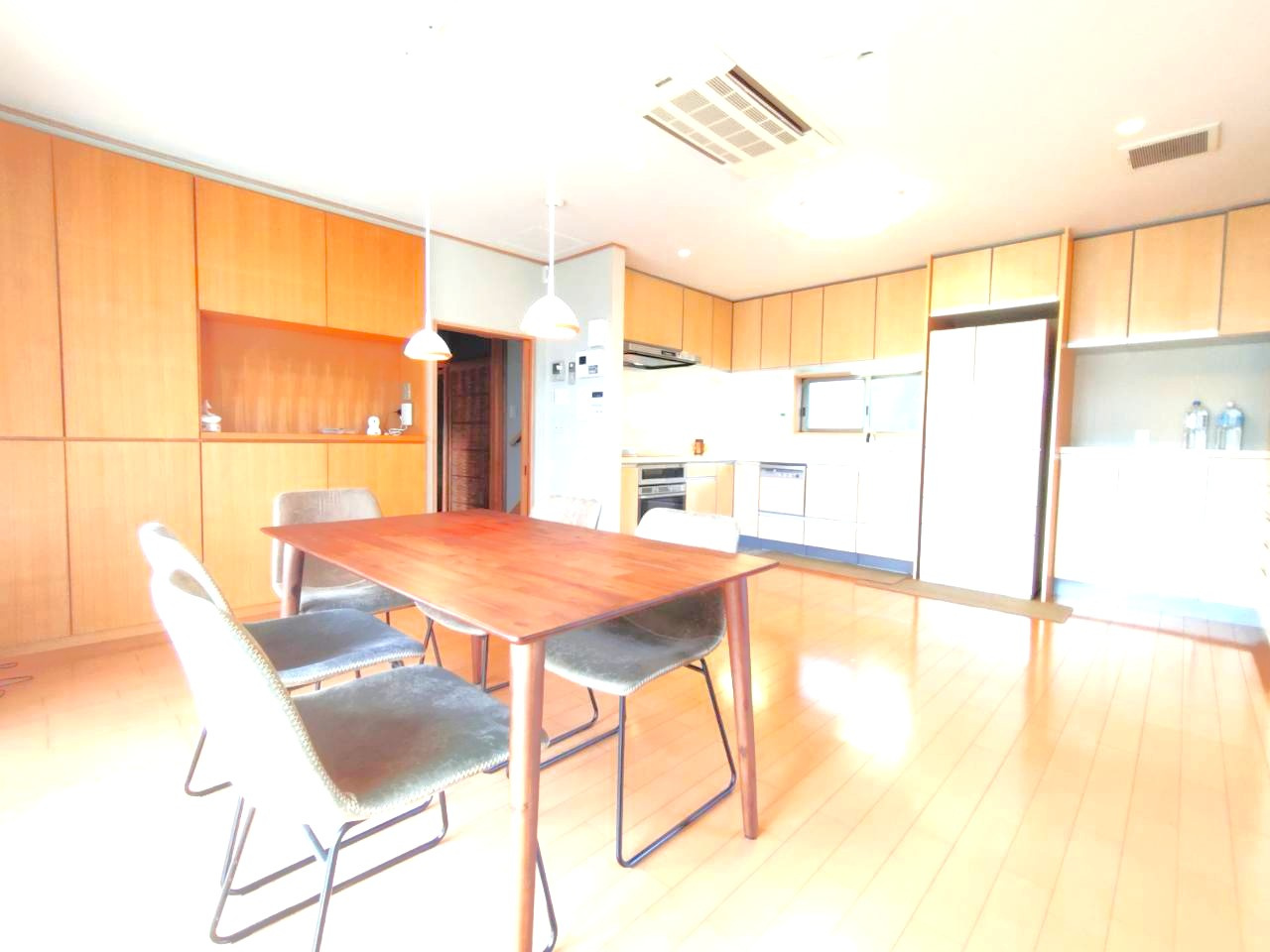 ＪＲ山陰本線「嵯峨嵐山」駅徒歩１８分の閑静な住宅街◆枝垂桜の庭を望む邸宅◆右京区嵯峨観空寺久保殿町の居間・リビング|リビング