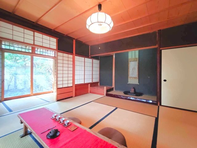 ＪＲ山陰本線「嵯峨嵐山」駅徒歩１８分の閑静な住宅街◆枝垂桜の庭を望む邸宅◆右京区嵯峨観空寺久保殿町の和室|和室