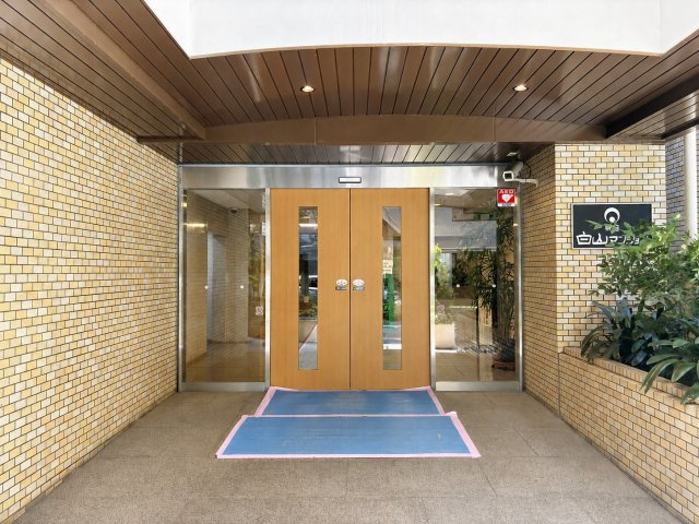 朝日白山マンションのエントランス