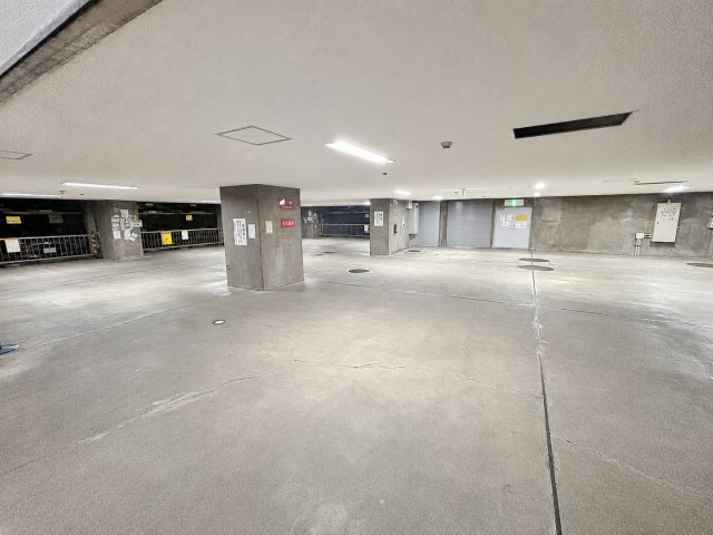 朝日白山マンションの駐車場