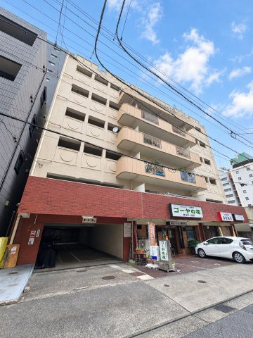 丸美タウンマンション伊勢山の外観|建物1階に駐車場の出入口があります。