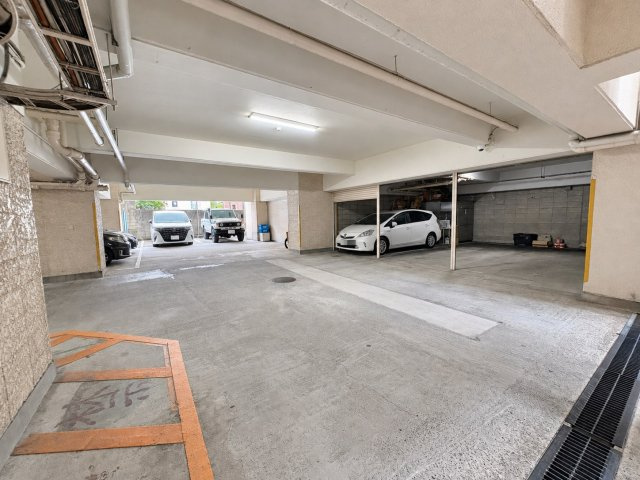 丸美タウンマンション伊勢山の駐車場|建物内の駐車場。空き状況はお問い合わせください。