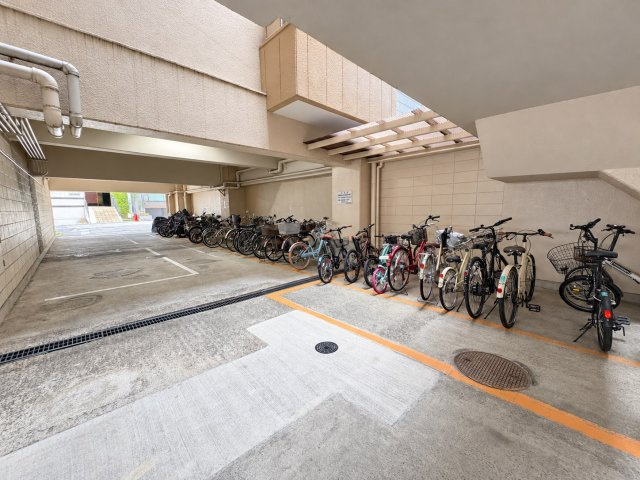 丸美タウンマンション伊勢山の駐輪場|建物内の屋根付き駐輪場。雨の日も安心です！