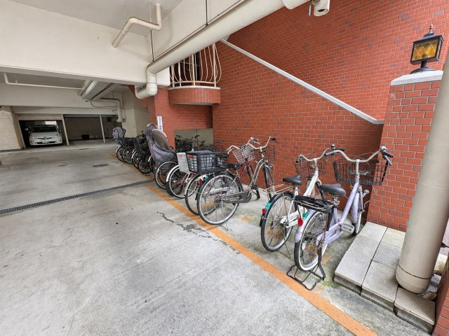 丸美タウンマンション伊勢山の駐輪場|エントランス横の駐輪場。出入りもスムーズです！