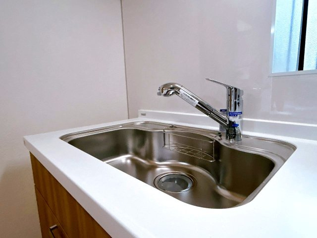 仲介手数料不要　カチタス菊池市泗水町永　内外装リフォーム済3LDK【泗水東小・泗水中】のキッチン|水栓：浄水機能付きに新品交換