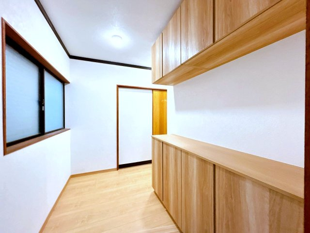仲介手数料不要　カチタス菊池市泗水町永　内外装リフォーム済3LDK【泗水東小・泗水中】の玄関|玄関ホール：床重ね張り、シューズボックス新設