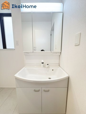 明石市魚住町西岡　B号棟　新築戸建の洗面所|【ホームページに現地動画掲載中】●年中無休：当日予約可●洗面台はお化粧をする時に便利な3面鏡。