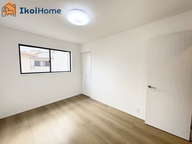 明石市魚住町西岡　B号棟　新築戸建の寝室|【ホームページに現地動画掲載中】●年中無休：当日予約可●全室二面採光ですので、陽当り・通風良好です。