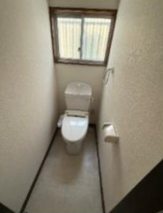 西尾久1丁目戸建のトイレ|落ち着いた色調のトイレです